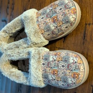 BOBS for Dogs Cozy Women's Dog Print Slippers Size 6
